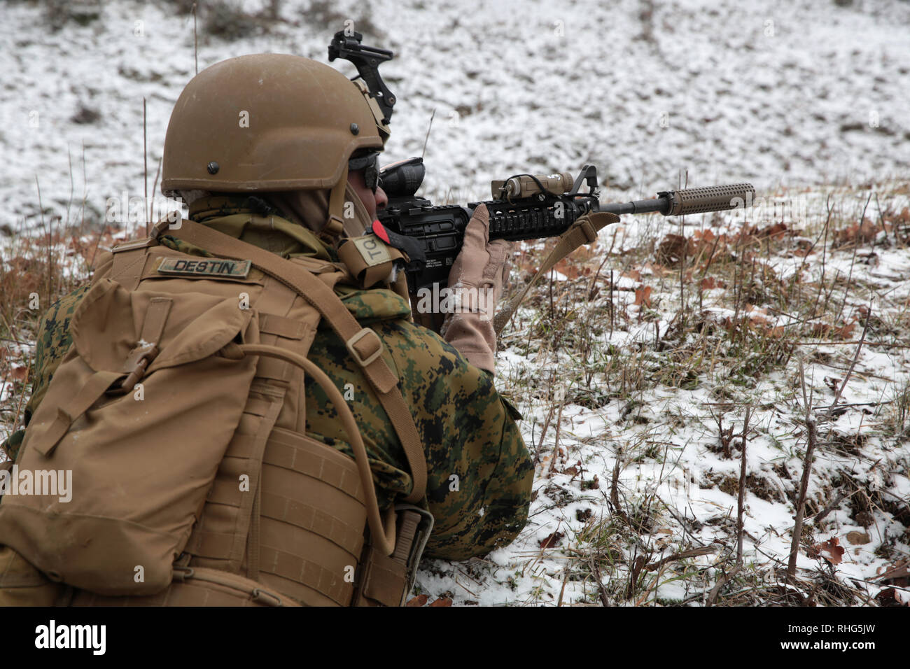 Un U.S. Marine con scopo speciale Marine compito Air-Ground Force-Crisis Response-Africa 19.1 avanza su un obiettivo durante un attacco di plotone su un live-Incendio campo in Baumholder, Germania, 23 gennaio, 2019. SPMAGTF-CR-AF è dispiegato per condurre una crisi-risposta e il teatro delle operazioni di sicurezza in Europa e in Africa. (U.S. Marine Corps foto di Sgt. Bethanie Ryan) Foto Stock