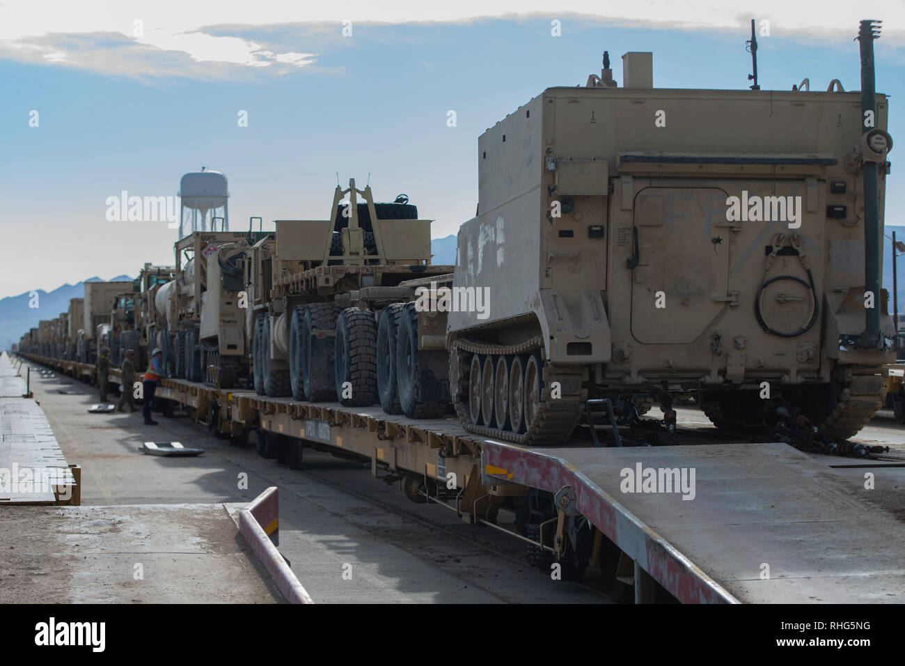 Stati Uniti Marines con il combattimento il battaglione della logistica-6 (CLB-6), Marine Air-Ground Task Force-6 (MAGTF-6) condurre le operazioni ferroviarie durante la formazione integrata Esercizio (ITX) 2-19 a bordo Marine Corps base logistica Barstow, California, Gennaio 31, 2019. ITX crea un impegnativo, addestramento realistico ambiente che produce la lotta contro-pronto di forze in grado di operare come un sistema integrato di MAGTF. (U.S. Marine Corps photo by Lance Cpl. Nathaniel Q. Hamilton) Foto Stock