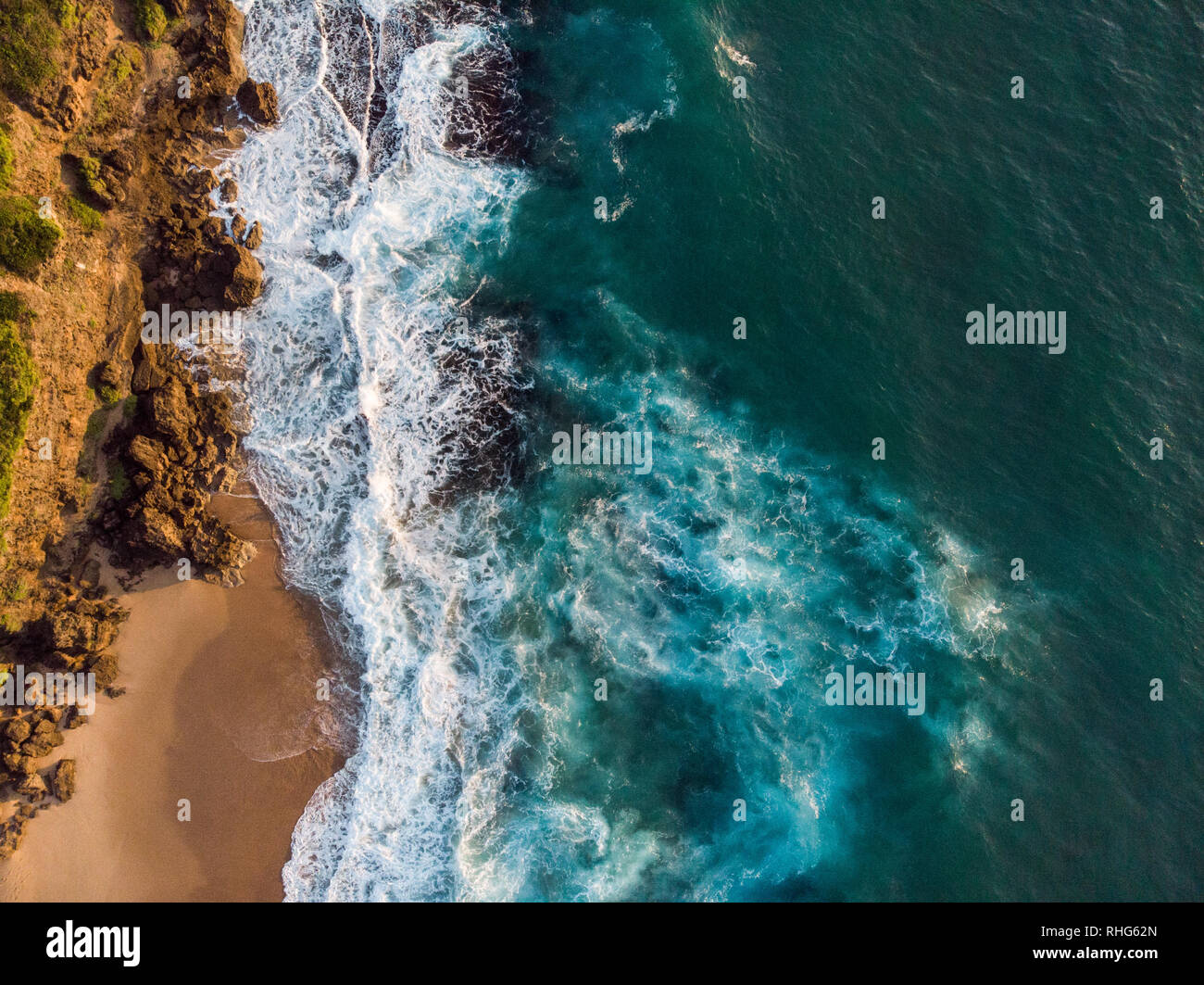 Vista aerea della spiaggia blu limpida dell'oceano Indiano a Ponta do Ouro, Mozambico, Africa Foto Stock