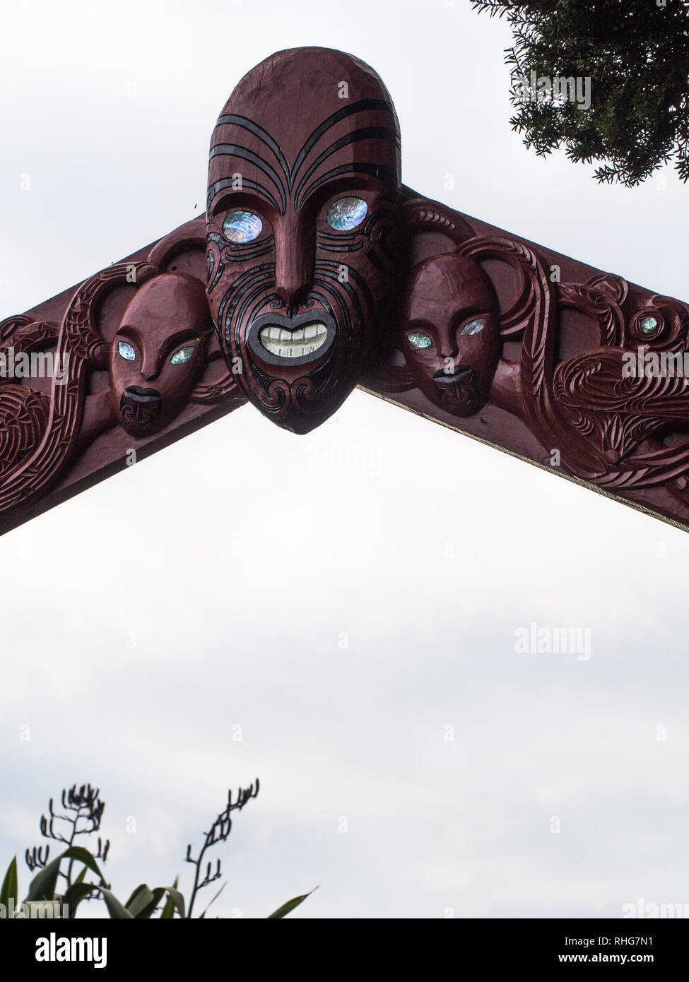 Dettaglio del waharoa gateway scolpito raffigurante Te Ruki Kawiti, leader dei guerrieri che hanno difeso Ruapekapeka. Northland e Nuova Zelanda Foto Stock