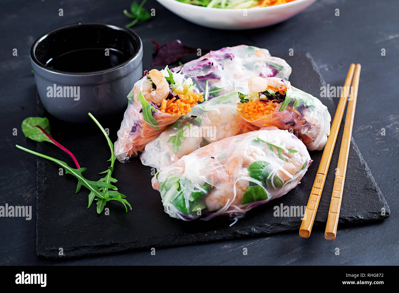Vegetariano vietnamita involtini primavera con il piccante gamberi, gamberetti, la carota e il cetriolo, cavolo rosso e di riso a base di noodle. Frutti di mare. Il gustoso pasto. Spazio di copia Foto Stock