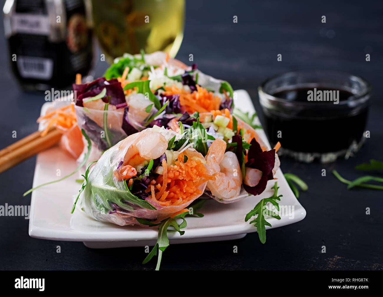 Vegetariano vietnamita involtini primavera con il piccante gamberi, gamberetti, la carota e il cetriolo, cavolo rosso e di riso a base di noodle. Frutti di mare. Il gustoso pasto. Spazio di copia Foto Stock