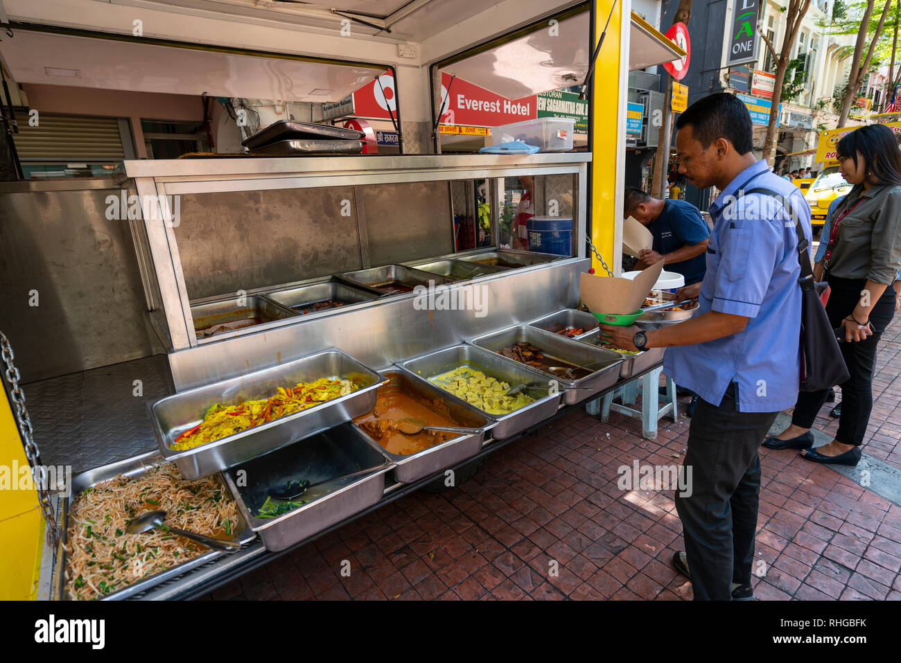 La vendita di cibo di strada a Kuala Lumpur in Malesia Foto Stock