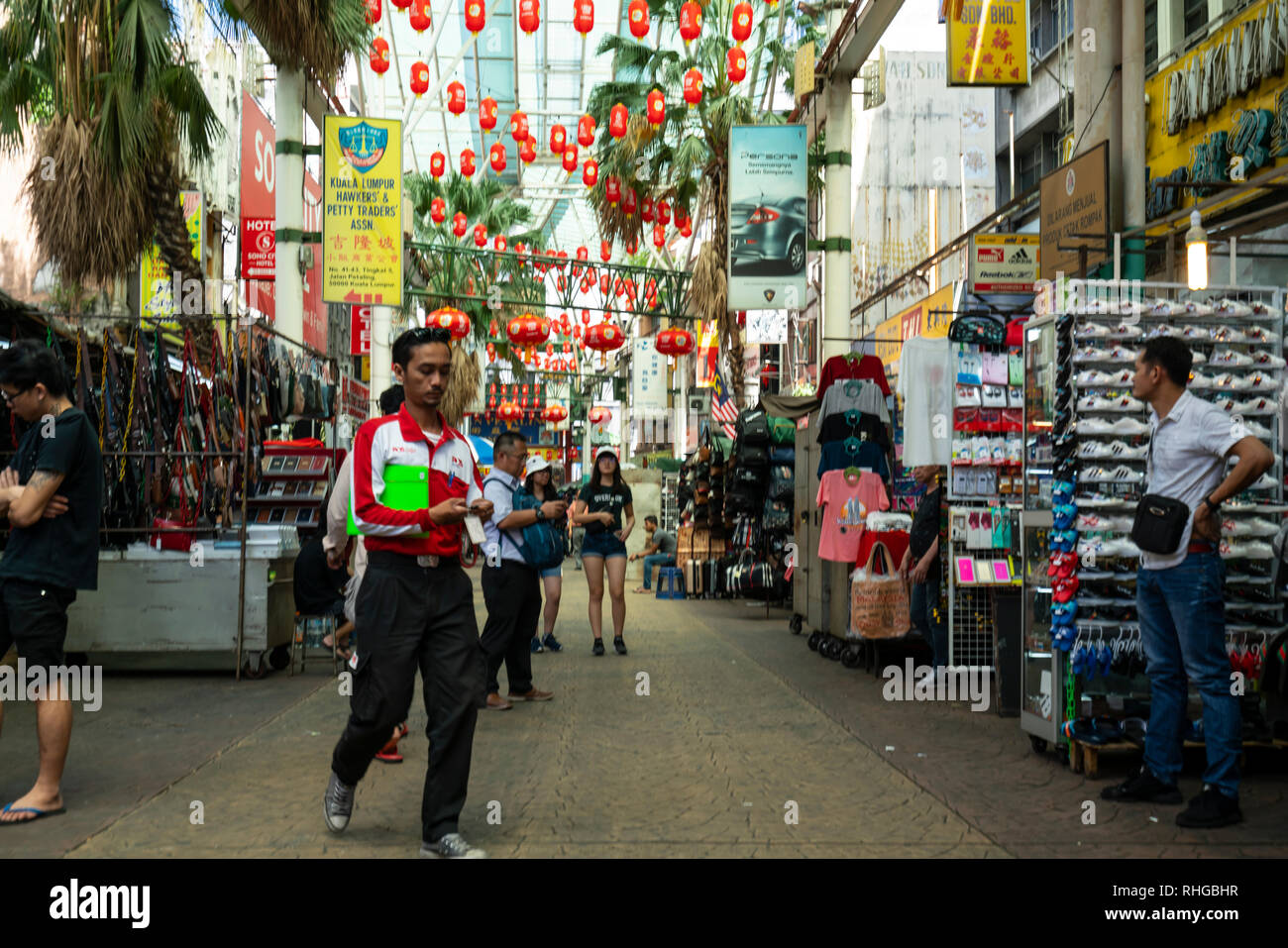 Una vista del popolo in Petaling Street Market di Kuala Lumpur in Malesia Foto Stock