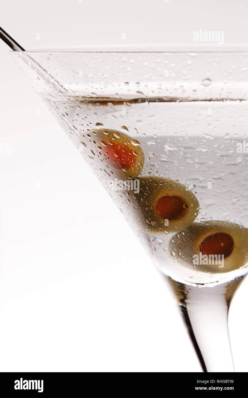 Vodka ghiacciata o martini gin con tre olive Foto Stock