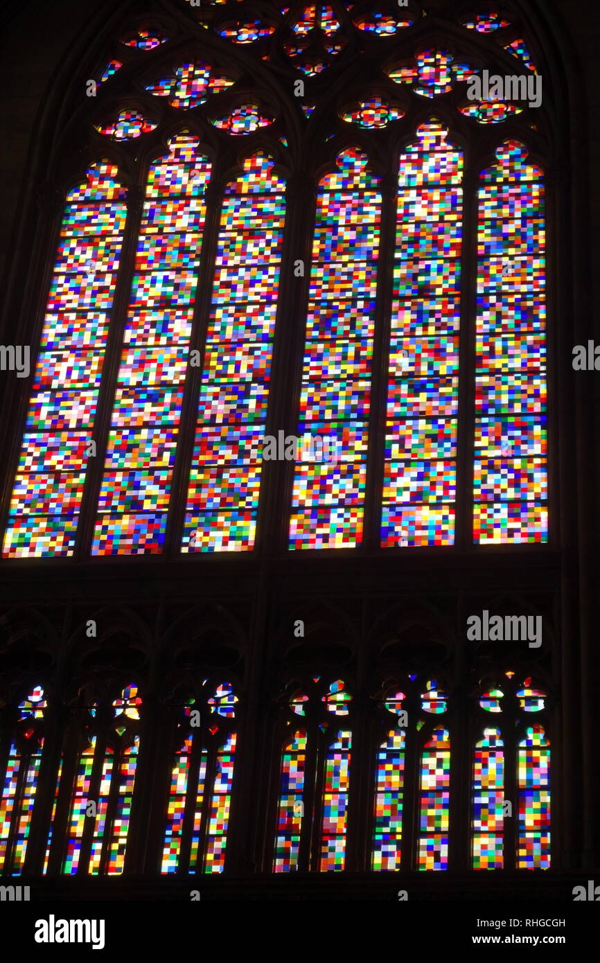Le vetrate del Duomo di Colonia finestra progettato da Colonia artista Gerhard Richter, creato per sostituire una finestra distrutta nella seconda guerra mondiale. Foto Stock