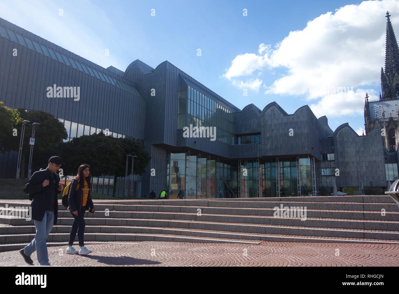 Due persone a piedi passato il Museo Ludwig galleria di arte moderna a Colonia, Germania Foto Stock