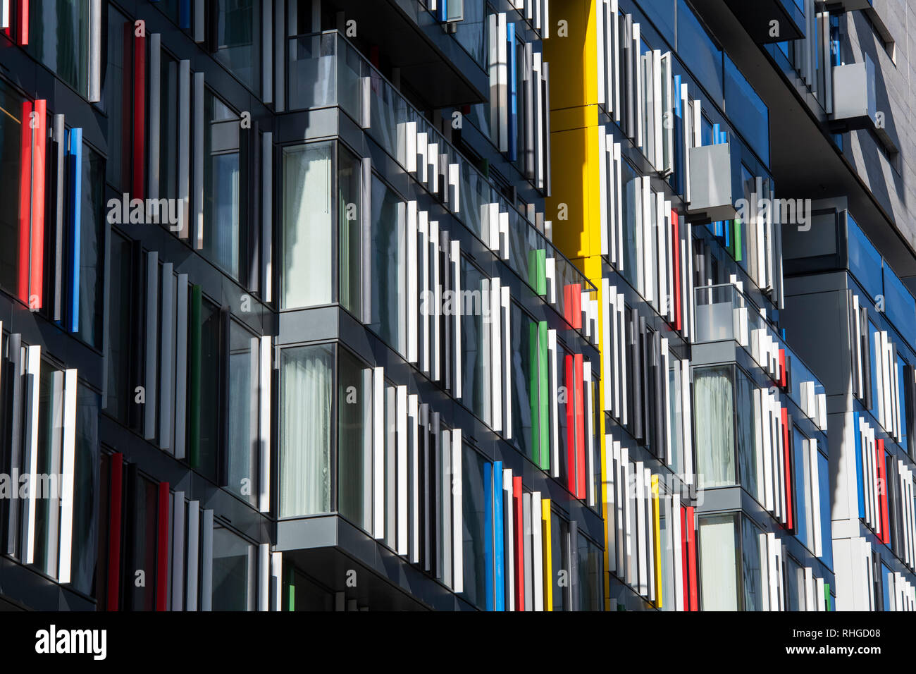 Vetro colorato edificio di architettura di Sir Simon Milton Square. Victoria, Londra, Inghilterra Foto Stock