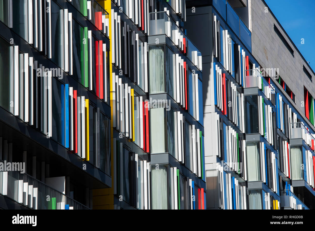 Vetro colorato edificio di architettura di Sir Simon Milton Square. Victoria, Londra, Inghilterra Foto Stock