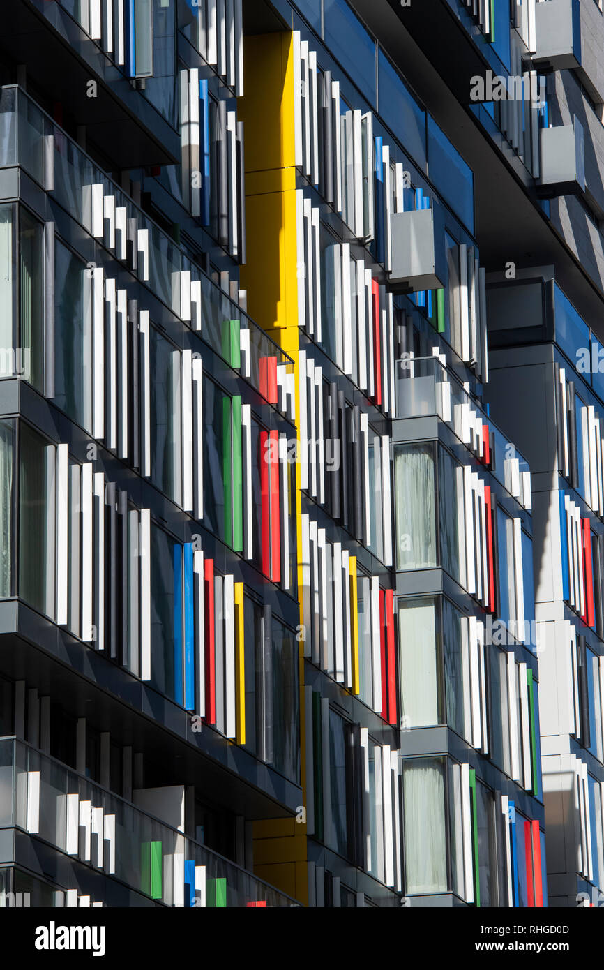 Vetro colorato edificio di architettura di Sir Simon Milton Square. Victoria, Londra, Inghilterra Foto Stock