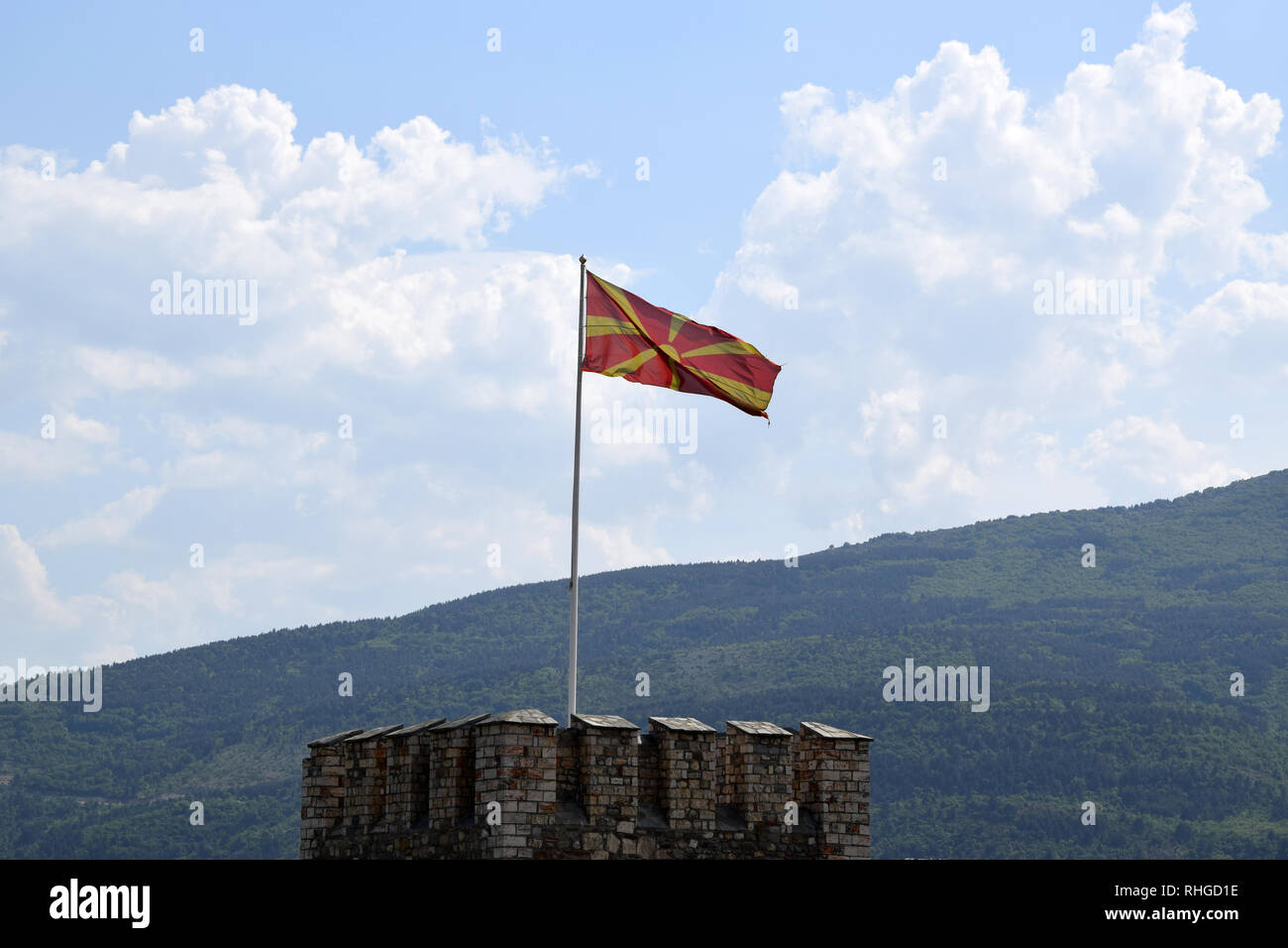 Macedone bandiera nazionale a Skopje fortezza. La Macedonia. Foto Stock