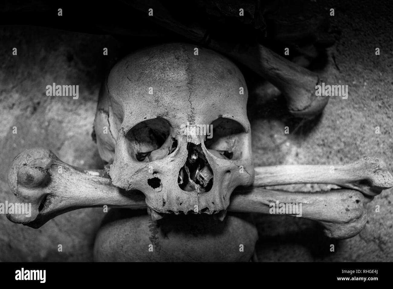 Vew di Sedlec ossario, Chiesa di ossa in Kutna Hora, progettato da vero e proprio scheletro umano ossa. - Imagen Foto Stock