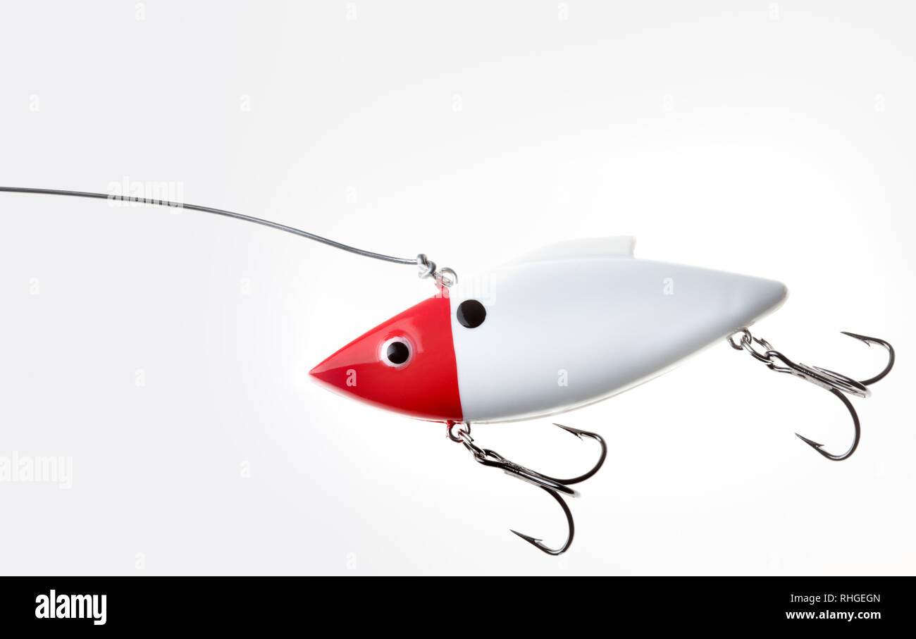 Esca di pesca della spigola di plastica singola con linea sullo sfondo bianco Foto Stock