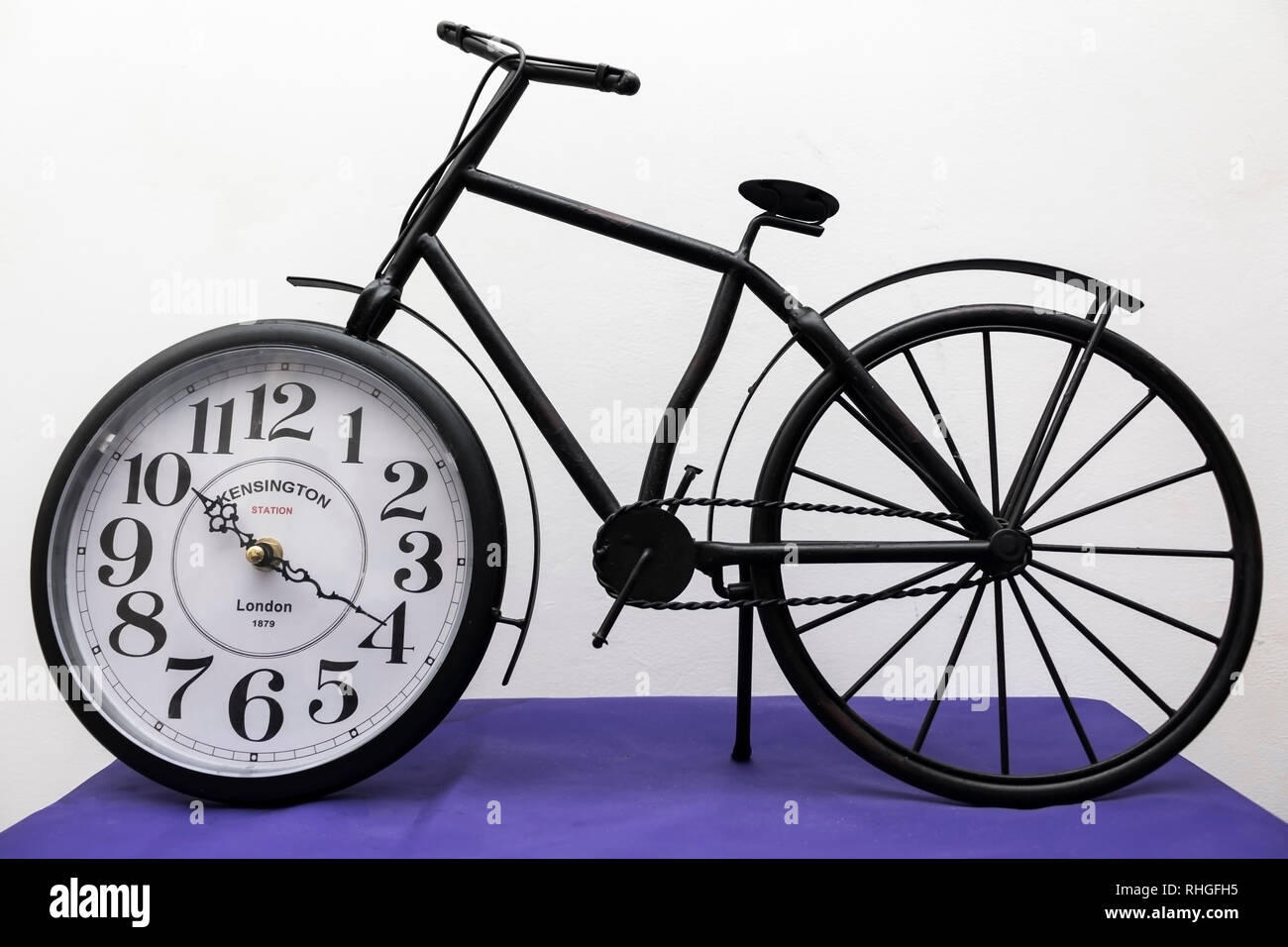 Novità orologio sagomato come un pedale bike, in un ambiente domestico Foto Stock