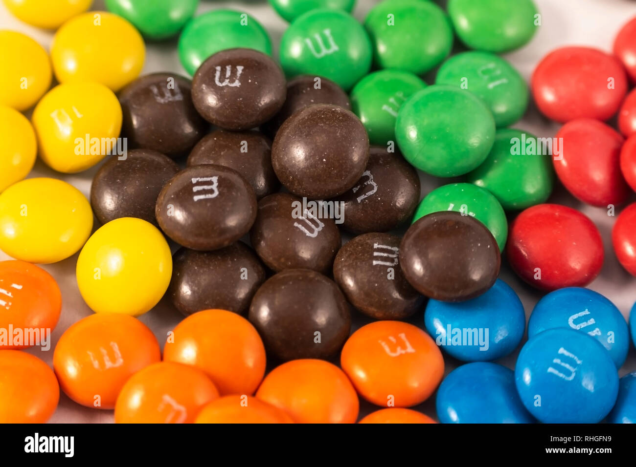 Close up di m&m dolci separate nei loro colori Foto Stock