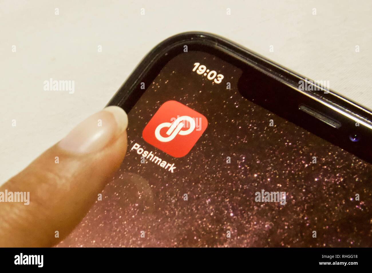 Poshmark app su un iPhone X contro uno sfondo bianco. Poshmark è un noi marketplace digitale che consente ai clienti di acquistare e vendere i vestiti Foto Stock