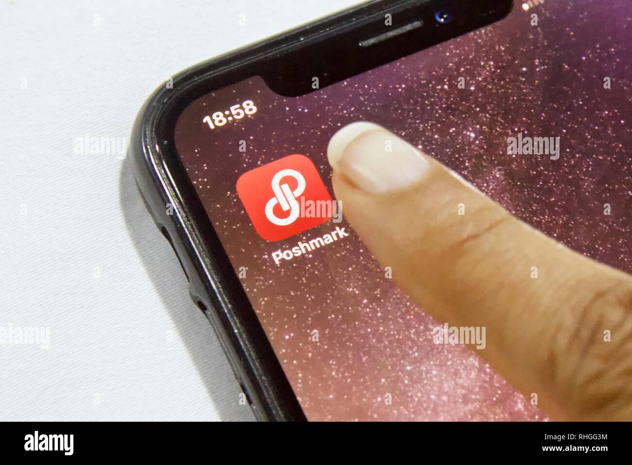 Poshmark app su un iPhone X contro uno sfondo bianco. Poshmark è un noi marketplace digitale che consente ai clienti di acquistare e vendere i vestiti Foto Stock