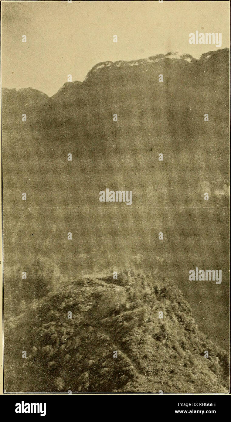 . Boletín. Boletín núm. 38. Instituto Geológico de México. Lám. V-A.. Fotografía número 1.-Sierra de Ocotene, desde El Espinazo del Diablo. Abajo se ve el Cerro de los Platos.. Si prega di notare che queste immagini vengono estratte dalla pagina sottoposta a scansione di immagini che possono essere state migliorate digitalmente per la leggibilità - Colorazione e aspetto di queste illustrazioni potrebbero non perfettamente assomigliano al lavoro originale. Instituto Geológico de México; Universidad Nacional de México. Instituto de Geología. México : Instituto Foto Stock