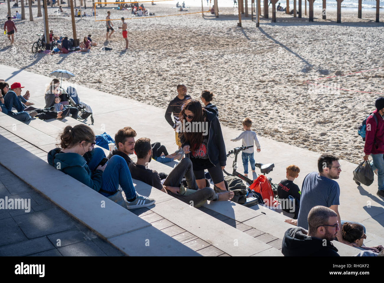 I giovani israeliani su Tel Aviv beach Foto Stock