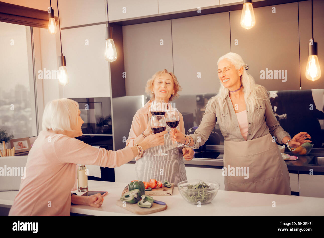 Felice di età le donne bere al loro incontro Foto Stock