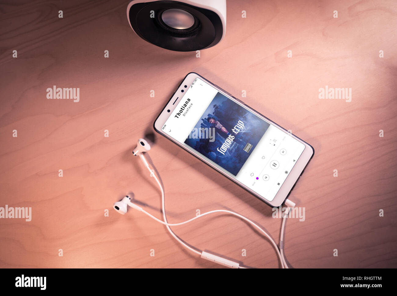 Top visualizza immagine di smartphone,auricolari e altoparlanti con Blueface's Song sullo schermo Foto Stock