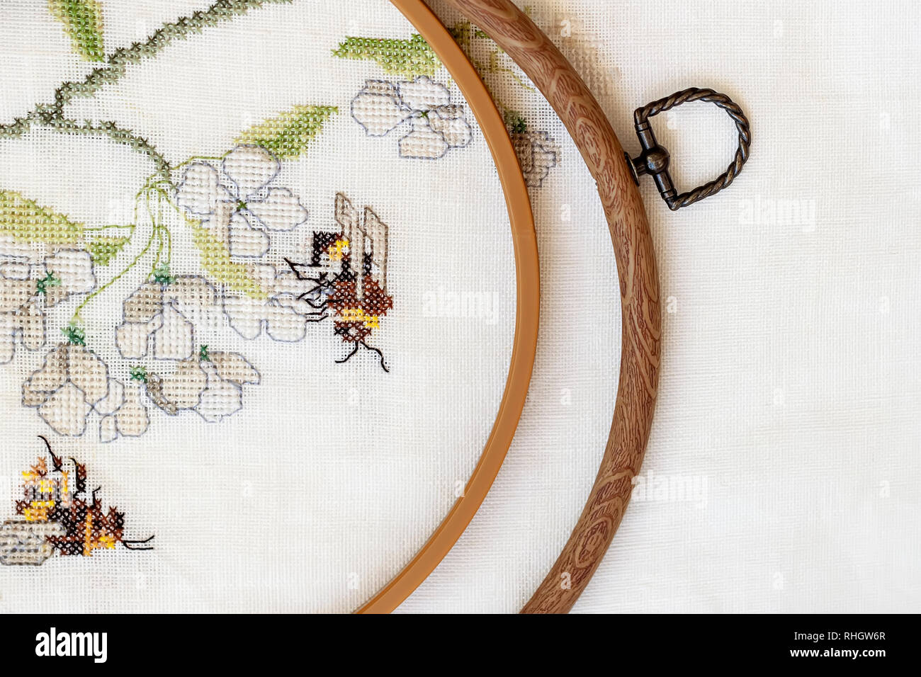 Cerchio da ricamo di legno con frammento di un colorato i ricami a punto  croce, estate fregio floreale. Vista superiore Foto stock - Alamy