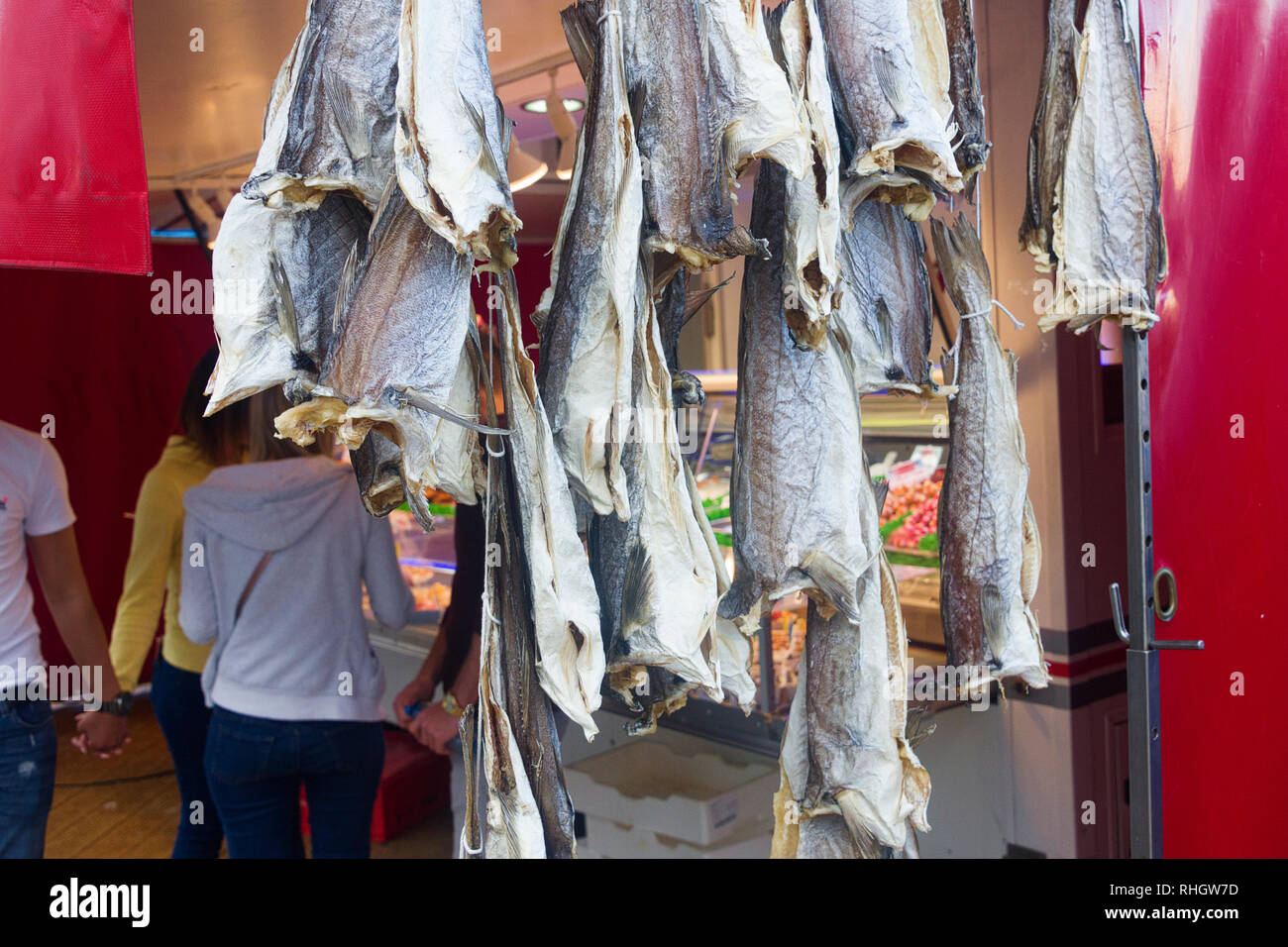 Pesci secchi appesi nelle cabine di un mercato del pesce e di surimi sul molo di Ostenda, Belgio Foto Stock