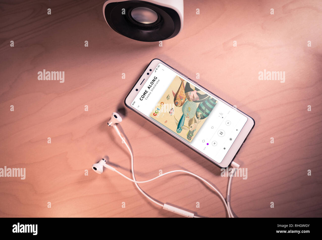 Top visualizza immagine di smartphone,auricolari e altoparlanti con Cosmo Volpoca di canzone sullo schermo Foto Stock