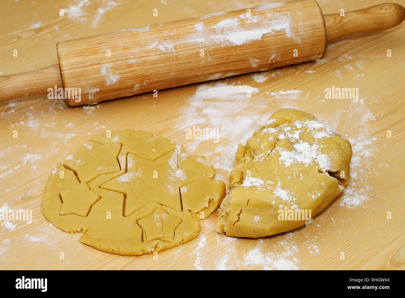 Farina, pasta e perno di rotolamento sul tavolo della cucina Foto Stock