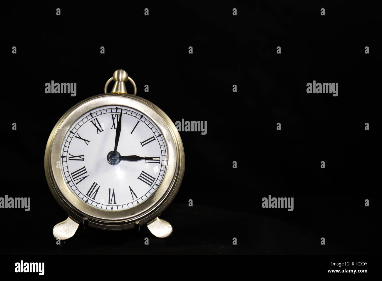 Orologio con numeri romani su supporto Foto Stock