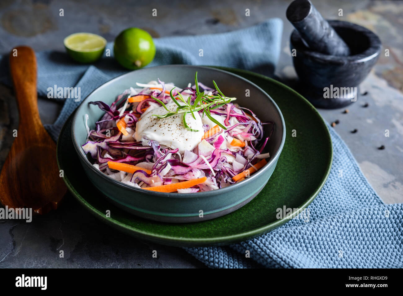 In casa Coleslaw insalata con il bianco e il rosso del cavolo rosso, cipolla, carota e panna acida Foto Stock