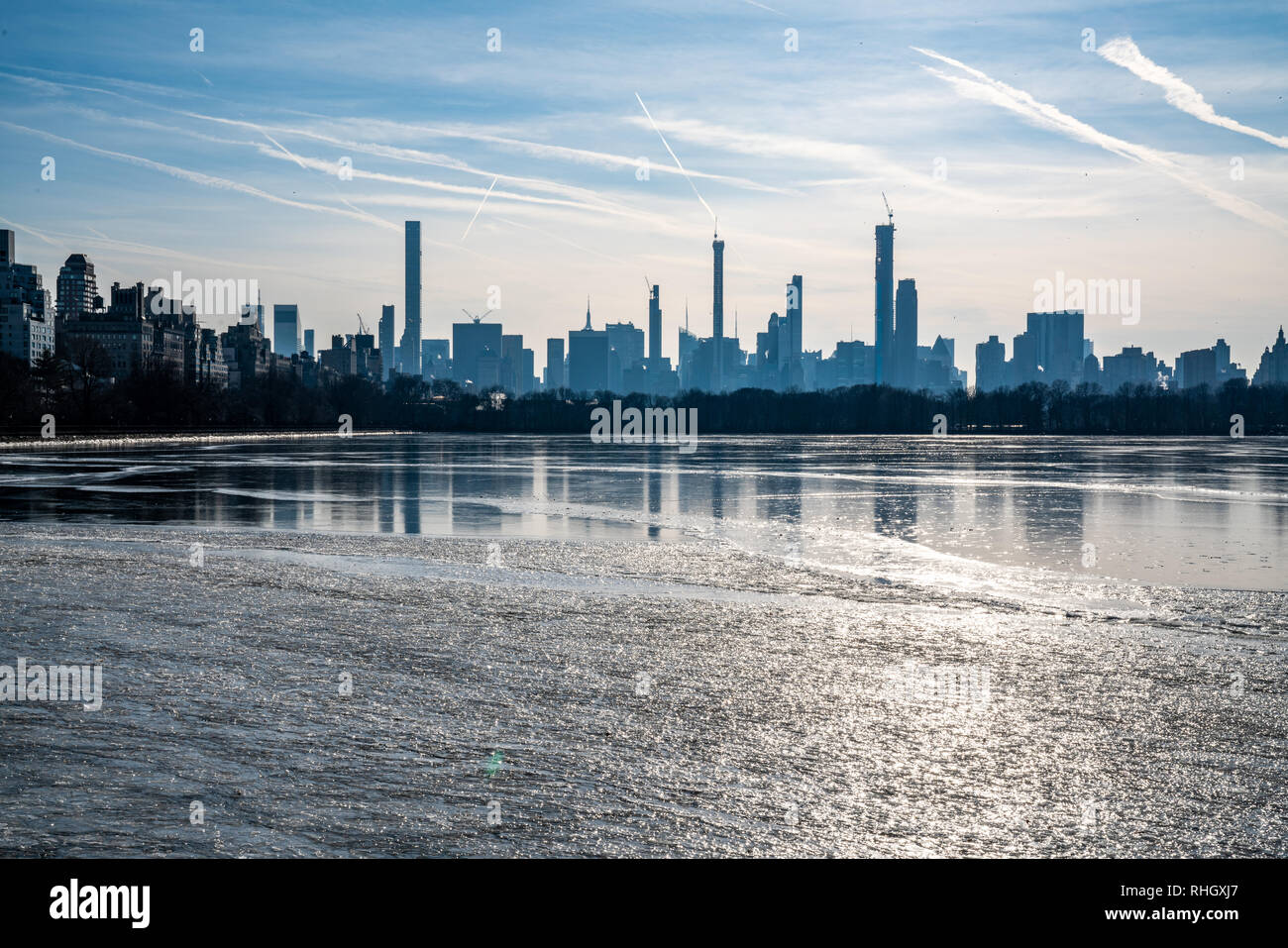 New York, Usa, 2 Febbraio 2019. Il Bacino Idrico del Central Park di New York City è parzialmente congelato a causa del clima insolitamente freddo. Foto di Enriqu Foto Stock