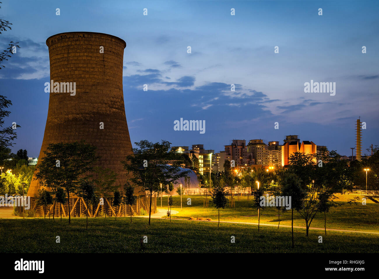 Torino Parco Dora con ex stabilimento Michelin torre di raffreddamento Foto Stock