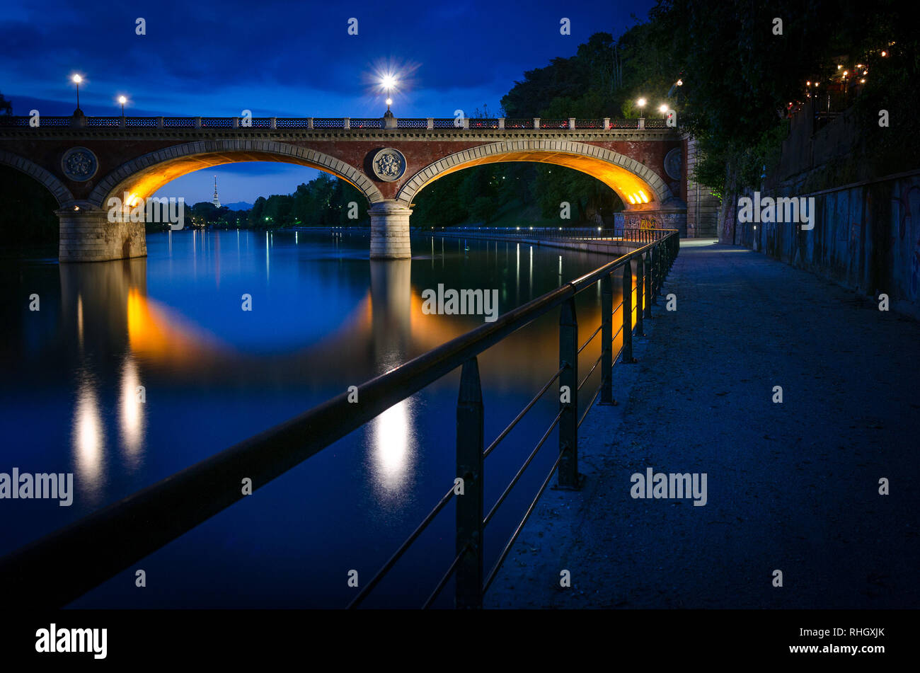 Torino Ponte Isabella e il fiume Po al blue ora con Mole Antonelliana in background1 Foto Stock