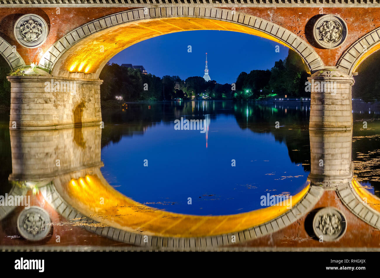 Torino Ponte Isabella e il fiume Po al blue ora con Mole Antonelliana in background3 Foto Stock