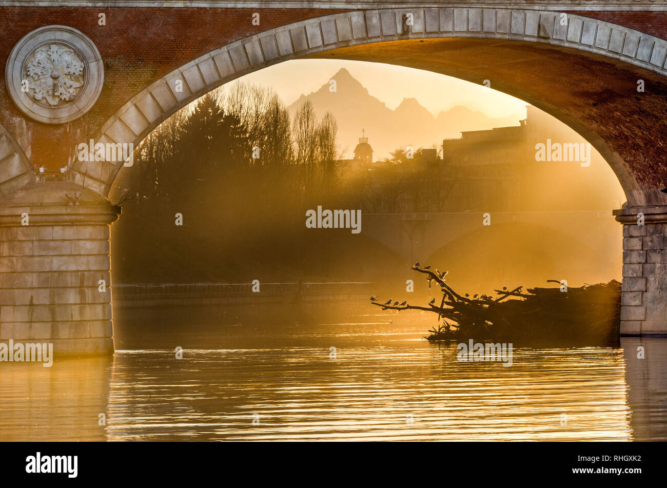Torino (Torino), Isabella Bridge e il Monviso al tramonto Foto Stock
