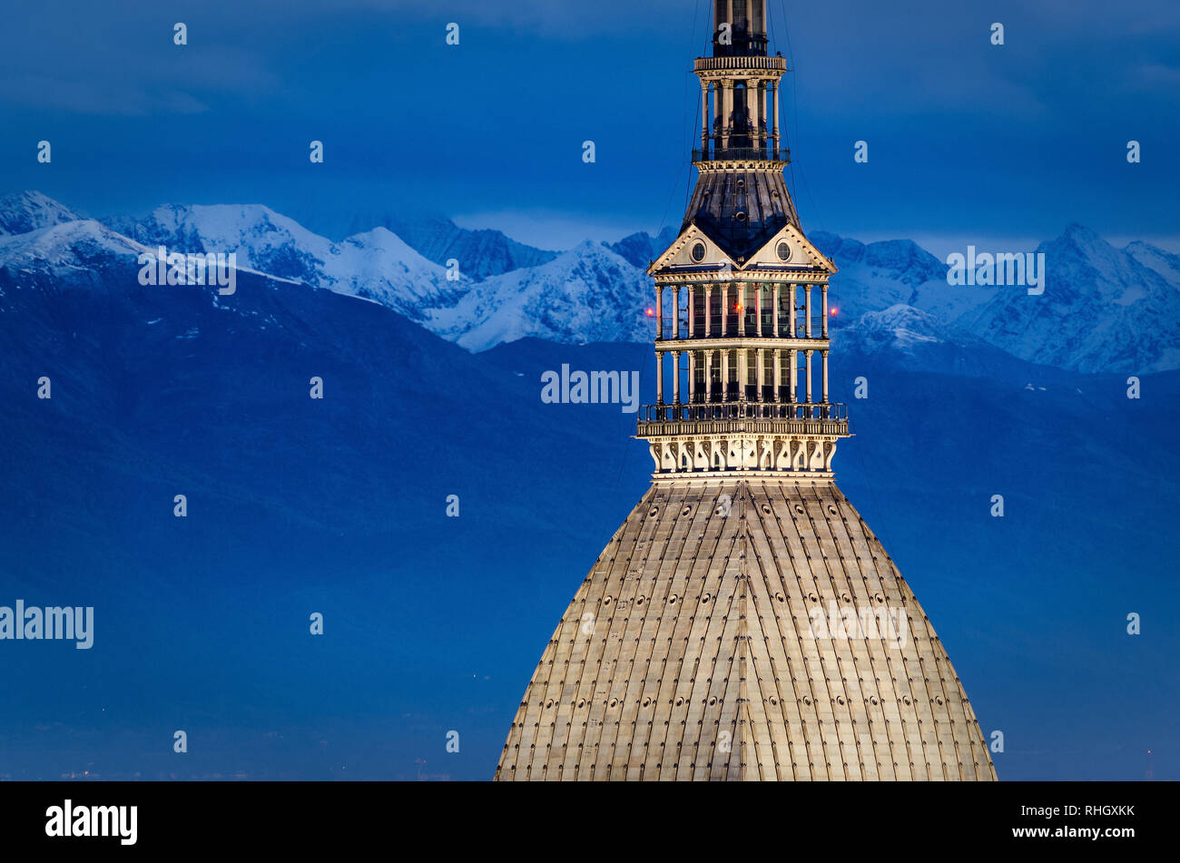 Torino, Mole Antonelliana e sulle Alpi Foto Stock