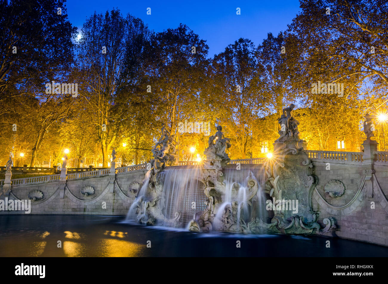 Torino Fontana dei dodici mesi al chiaro di luna Foto Stock
