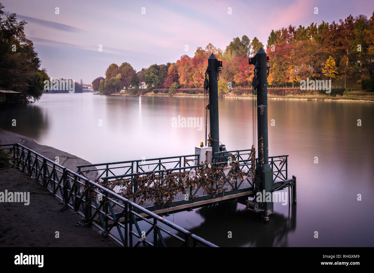 Torino Parco del Valentino e il fiume Po in Autunno colori1 Foto Stock