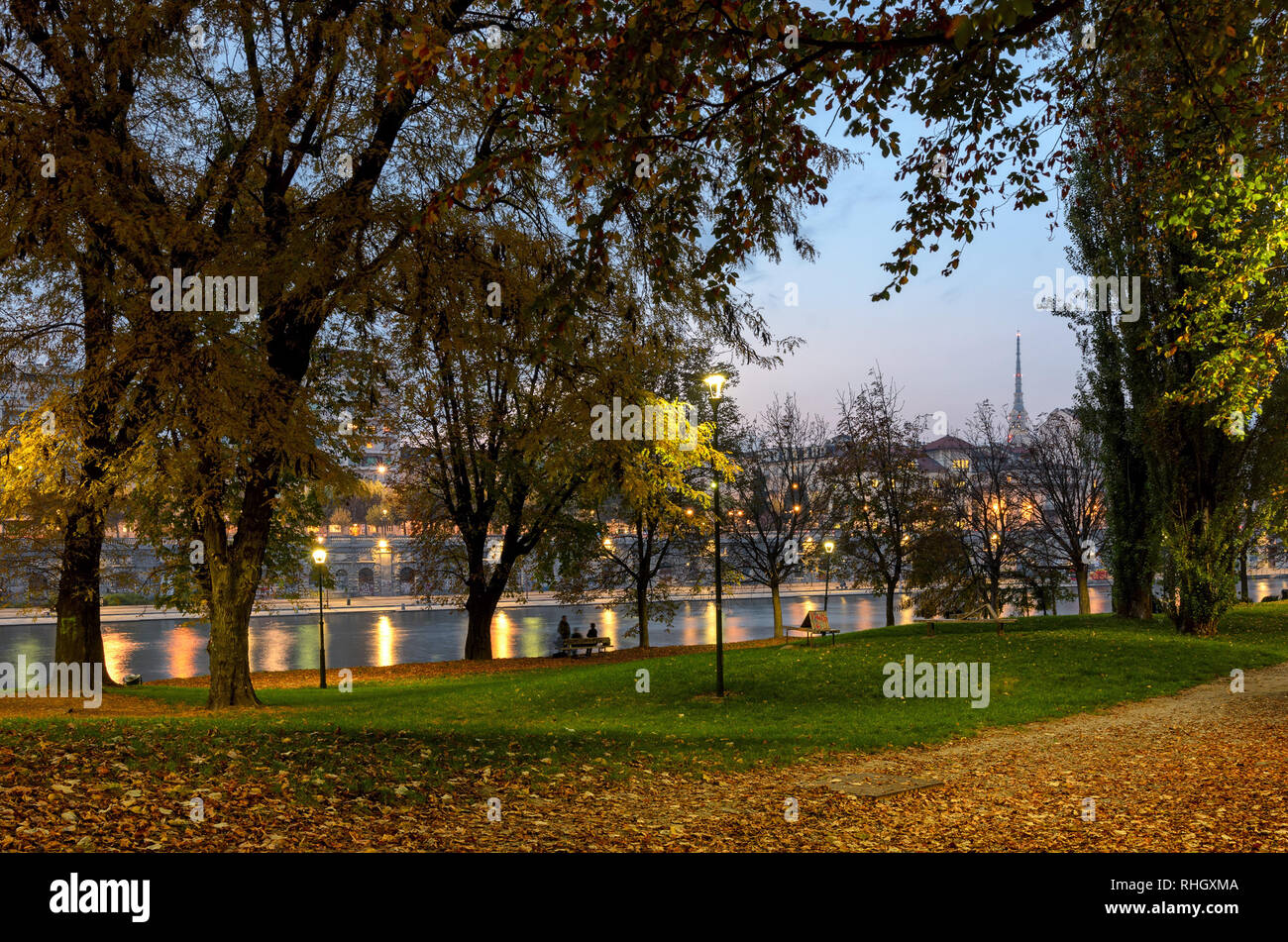 Torino Parco del Valentino e il fiume Po con la vista della Mole Antonelliana Foto Stock