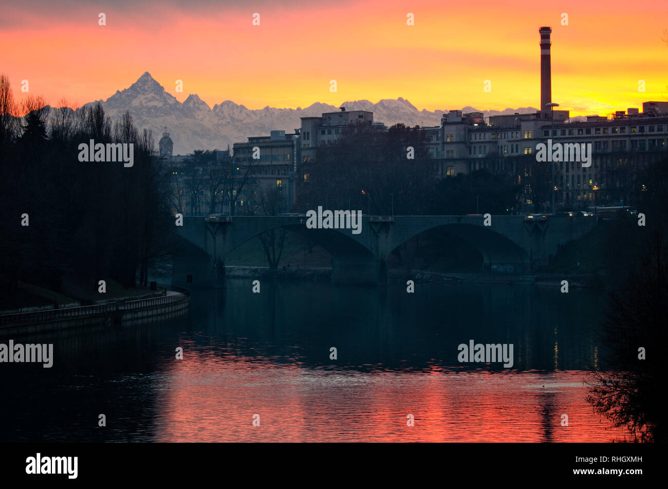 Torino scenic tramonto sul fiume Po e Monviso Foto Stock