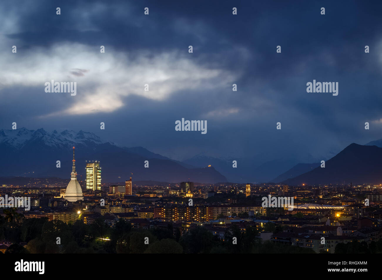 Lo skyline di Torino dalla Mole Antonelliana alla Sacra di San Michele Foto Stock