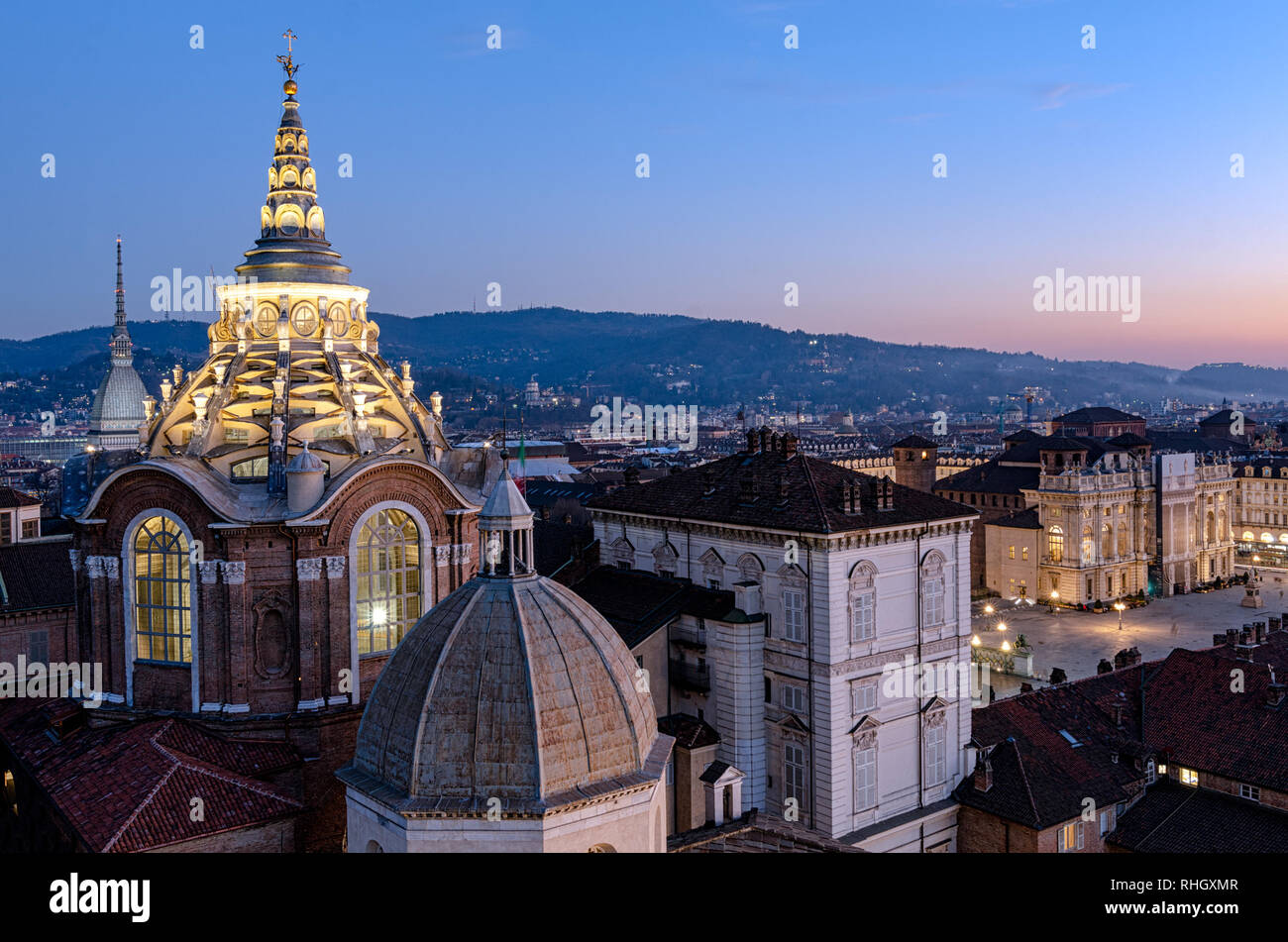 Lo skyline di Torino con la Mole Antonelliana e il Guarini cupola della cattedrale Foto Stock