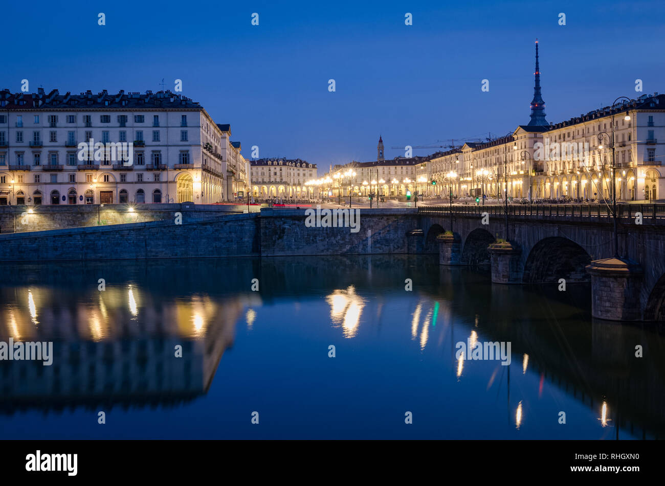 Torino vista sulla Piazza Vittorio e la Mole Antonelliana al crepuscolo Foto Stock