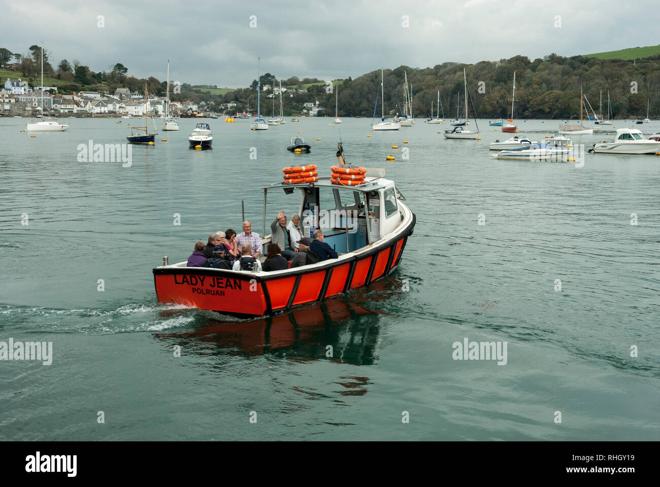 Il Polruan traghetti passeggeri, Lady Jean, lasciando Polruan Quay e andando a Fowey che è visibile in background di fronte fiume Fowey. Foto Stock