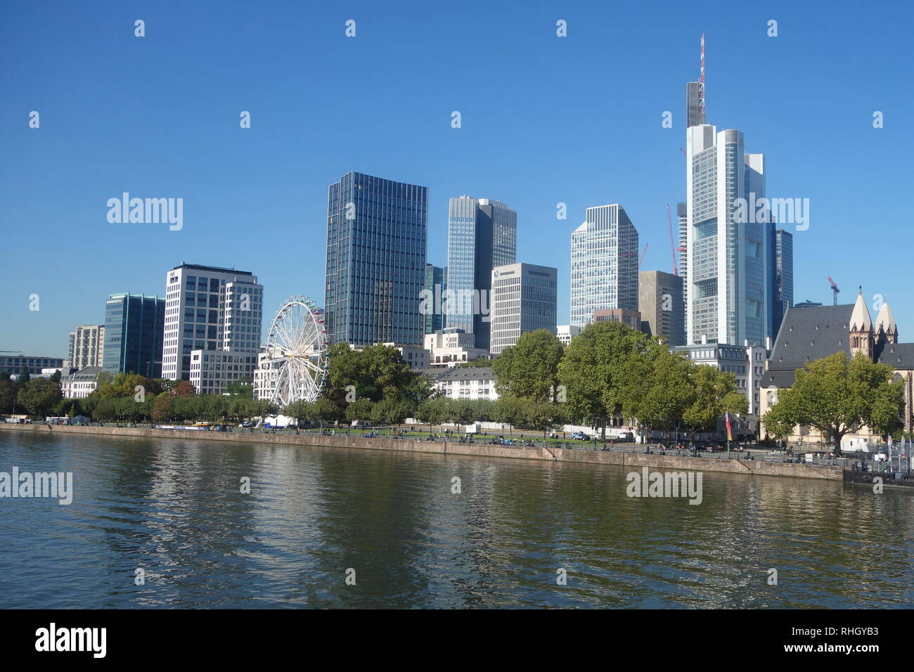 Lo skyline di Francoforte il distretto finanziario, come si vede dalla banca del sud del fiume principale nel 2018. Foto Stock