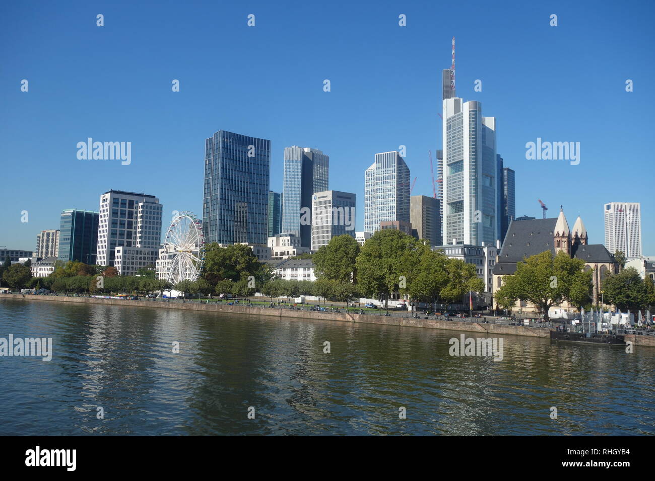 Lo skyline di Francoforte il distretto finanziario, come si vede dalla banca del sud del fiume principale nel 2018. Foto Stock