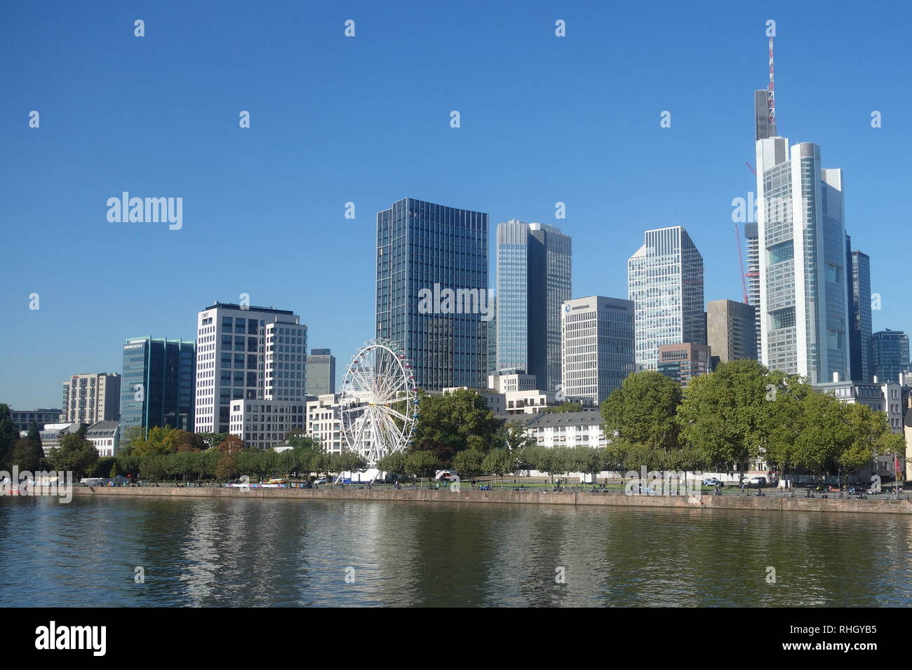 Lo skyline di Francoforte il distretto finanziario, come si vede dalla banca del sud del fiume principale nel 2018. Foto Stock