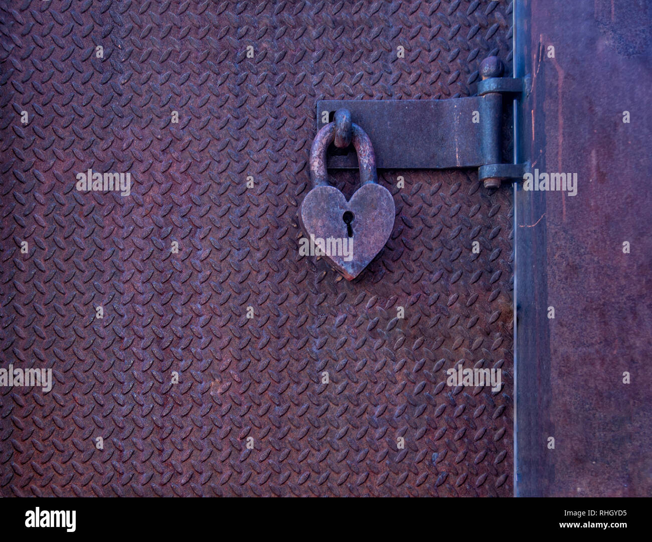 A forma di cuore lucchetto in metallo Foto Stock