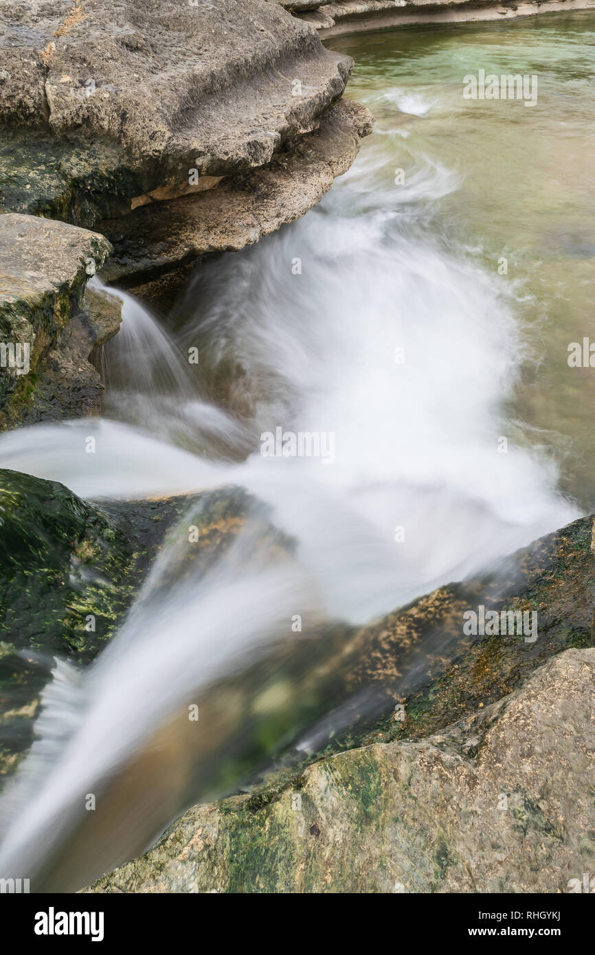 Il dog-friendly sentieri escursionistici e deep water swimming fori lungo la parte superiore Bull Creek in North Austin sono un popolare via di fuga per i locali per tutto l'anno. Foto Stock